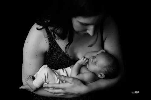 © Stéphanie Azémard — Photographe maternité Montpellier Séance photo nouveau-né dans les bras de maman regard tendre noir et blanc studio — Stéphanie Azémard photographe maternité Montpellier
