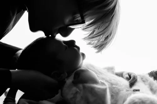 © Stéphanie Azémard — Photographe maternité Montpellier Séance photo nouveau-né parents qui s'embrassent noir et blanc — Stéphanie Azémard photographe maternité Montpellier