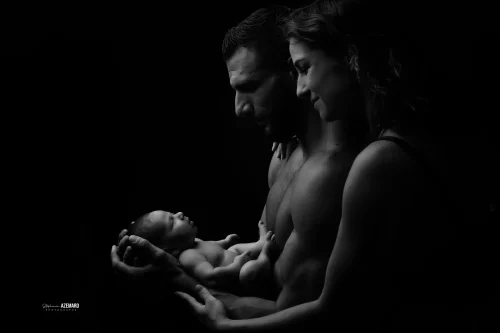 © Stéphanie Azémard — Photographe maternité Montpellier Séance photo nouveau-né parents qui contemplent bébé noir et blanc studio — Stéphanie Azémard photographe maternité Montpellier
