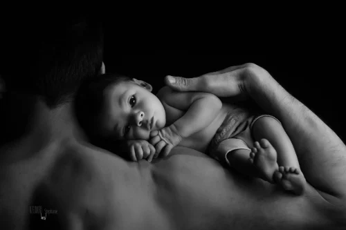 © Stéphanie Azémard — Photographe maternité Montpellier Séance photo nouveau-né peau à peau avec papa noir et blanc — Stéphanie Azémard photographe maternité Montpellier