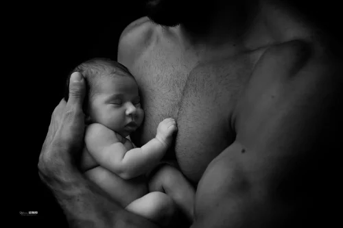 © Stéphanie Azémard — Photographe maternité Montpellier Séance photo nouveau-né peau à peau poitrine papa noir et blanc studio — Stéphanie Azémard photographe maternité Montpellier