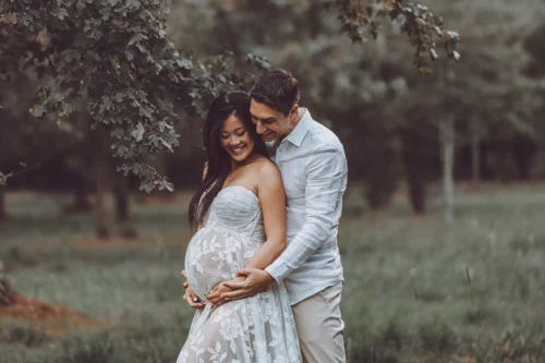 Séance grossesse en couple — Stéphanie Azémard photographe maternité Montpellier Séance photo grossesse couple complice en pleine nature, femme enceinte en robe blanche fleurie, photographe maternité Montpellier