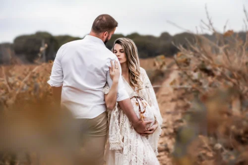 Séance grossesse en couple dans les vignes — Stéphanie Azémard photographe maternité Montpellier Séance photo grossesse couple dans les vignes, femme enceinte en robe bohème blanche, photographe maternité Montpellier
