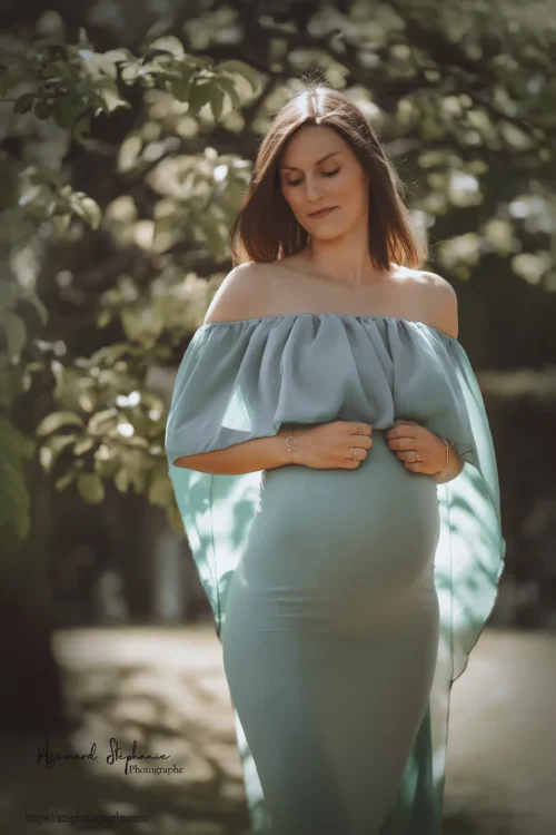 Séance grossesse élégante et douce — Stéphanie Azémard photographe maternité Montpellier Séance photo grossesse femme enceinte en robe menthe épaules nues dans un jardin ensoleillé, photographe maternité Montpellier