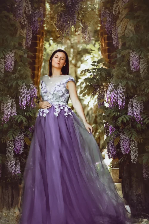 Séance grossesse poétique et florale — Stéphanie Azémard photographe maternité Montpellier Séance photo grossesse femme enceinte en robe violette et fleurs de glycine, photographe maternité Montpellier
