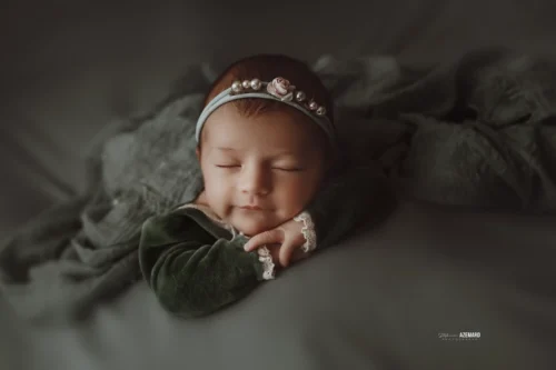 Séance newborn en studio — Stéphanie Azémard photographe naissance Montpellier Séance photo newborn bébé souriant endormi en studio, tenue verte et bandeau perles, photographe naissance Montpellier