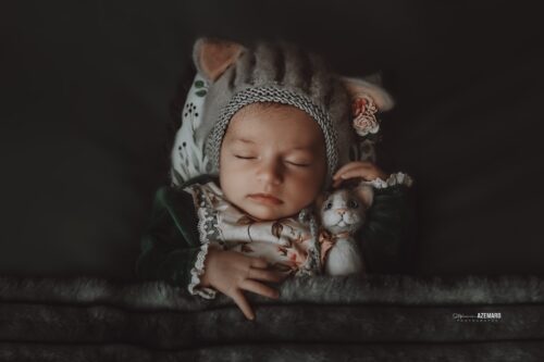 Séance newborn intimiste en studio — Stéphanie Azémard photographe naissance Montpellier Séance photo newborn bébé endormi avec bonnet chat et doudou lapin en studio, photographe naissance Montpellier