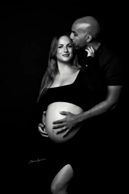 Couple regardant tendrement le ventre rond, portrait noir et blanc