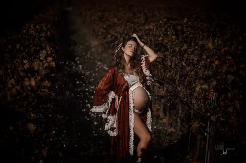 © Stéphanie Azémard — Photographe maternité Montpellier Photo grossesse future maman kimono rouge bohème dans les vignes en automne, photographe maternité Montpellier Stéphanie Azémard