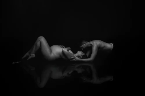 Séance grossesse artistique en noir et blanc avec reflet au sol