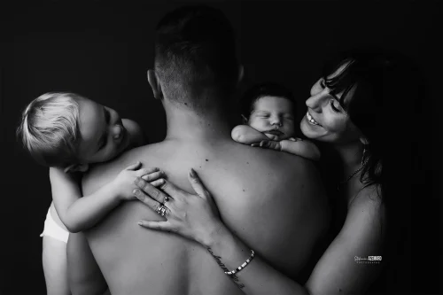 © Stéphanie Azémard — Photographe maternité Montpellier Photo famille parents avec nouveau-né endormi et grand enfant blond en noir et blanc studio, photographe maternité Montpellier Stéphanie Azémard