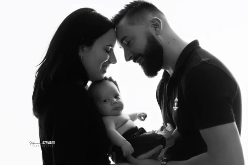 © Stéphanie Azémard — Photographe maternité Montpellier Portrait famille parents souriants avec bébé nouveau-né en noir et blanc studio, photographe famille Montpellier Stéphanie Azémard